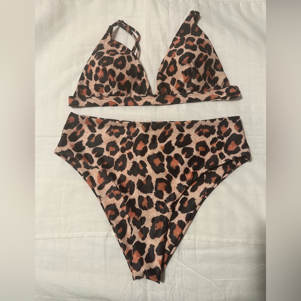 NWOT Cheetah Print Bikini Trinangle Top With High Waisted Bottoms Women large